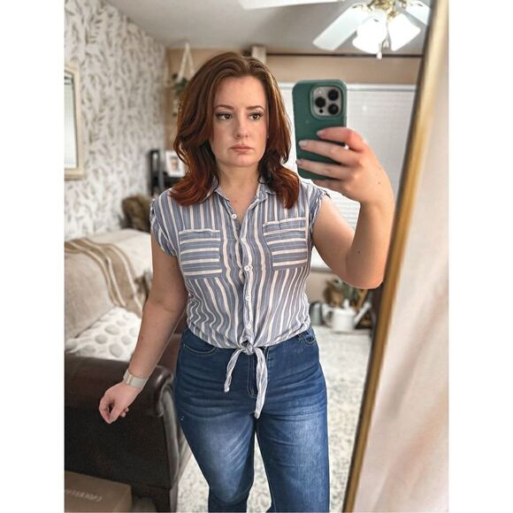 Francesca’s Harper button down  - Picture 2 of 6